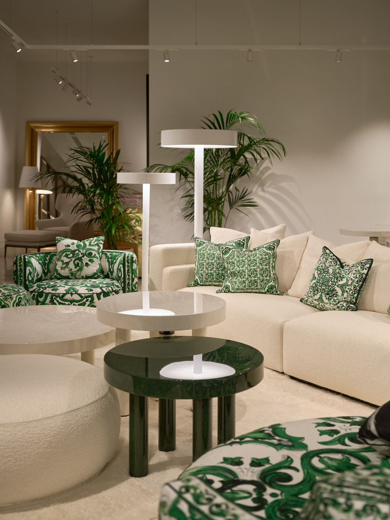 Dossier de presse | 7656-01 - Communiqué de presse | Fendi Casa, Dolce & Gabbana Casa, Versace Home, Bentley Home et Gallotti & Radice rejoignent Maison Territo au Royalmount, marquant un tournant pour le design italien à Montréal - Maison Territo - Design d’intérieur résidentiel - L’univers baroque et végétal de Dolce &amp; Gabbana Casa s’exprime ici dans des tonalités fraîches de vert et de crème. Un contraste luxueux présenté au cœur du showroom Maison Territo. - Crédit photo :  Phil Bernard 