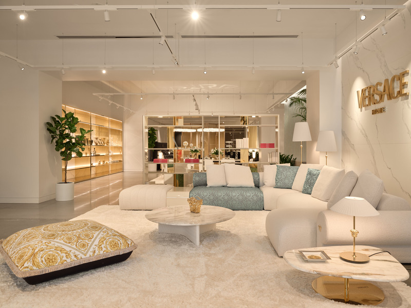 Dossier de presse | 7656-01 - Communiqué de presse | Fendi Casa, Dolce & Gabbana Casa, Versace Home, Bentley Home et Gallotti & Radice rejoignent Maison Territo au Royalmount, marquant un tournant pour le design italien à Montréal - Maison Territo - Design d’intérieur résidentiel -  L’univers de Versace Home s’invite chez Maison Territo : un salon sculptural aux lignes voluptueuses et aux finitions dorées, symbole du glamour italien. - Crédit photo :  Phil Bernard 