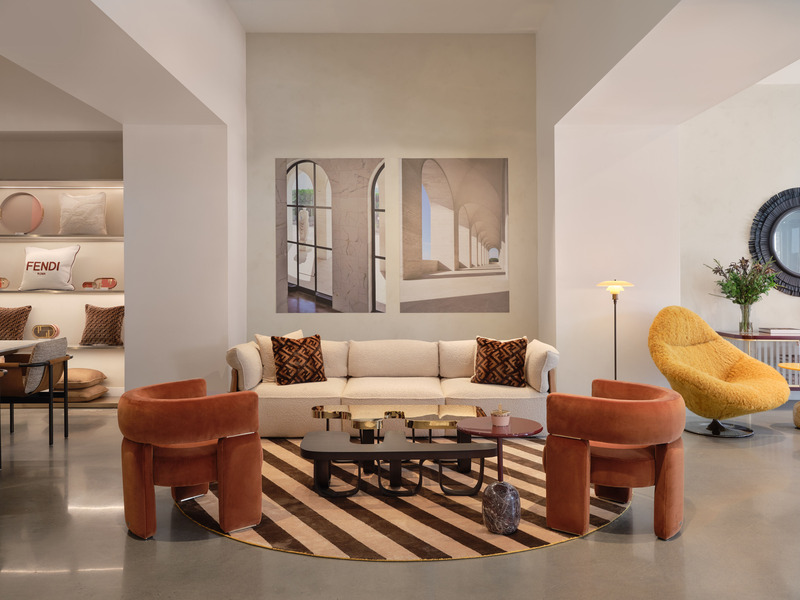 Dossier de presse | 7656-01 - Communiqué de presse | Fendi Casa, Dolce & Gabbana Casa, Versace Home, Bentley Home et Gallotti & Radice rejoignent Maison Territo au Royalmount, marquant un tournant pour le design italien à Montréal - Maison Territo - Design d’intérieur résidentiel - Une ambiance signature de Fendi Casa chez Maison Territo : assises sculpturales en velours orange brûlé, accents graphiques au mur et fauteuil jaune iconique. Un dialogue entre confort contemporain et élégance italienne assumée. - Crédit photo :  Phil Bernard 