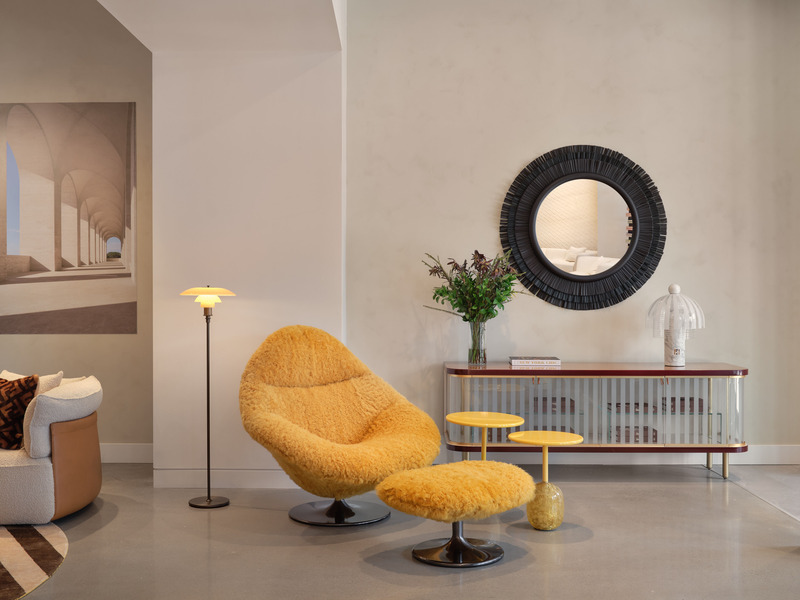 Dossier de presse | 7656-01 - Communiqué de presse | Fendi Casa, Dolce & Gabbana Casa, Versace Home, Bentley Home et Gallotti & Radice rejoignent Maison Territo au Royalmount, marquant un tournant pour le design italien à Montréal - Maison Territo - Design d’intérieur résidentiel - Gros plan sur le fauteuil jaune emblématique de Fendi Casa, présenté chez Maison Territo. Sa silhouette enveloppante et sa texture bouclée évoquent à la fois confort et audace, dans un décor raffiné aux accents modernes. - Crédit photo :  Phil Bernard 