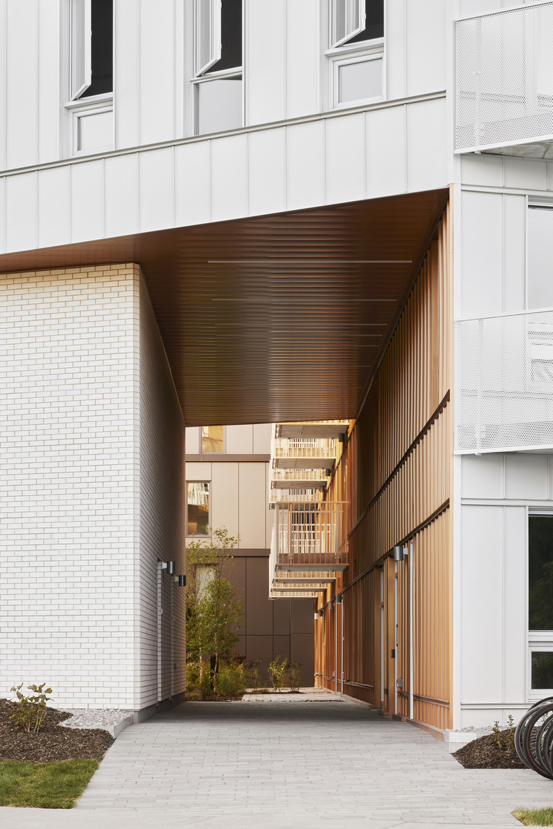 Dossier de presse | 774-18 - Communiqué de presse | Les lauréats des Prix d’excellence en architecture 2025 dévoilés - Ordre des architectes du Québec (OAQ) - Concours - <p class="">Coop Milieu de l’Île</p><p>Pivot: Coopérative d'Architecture</p><p>Montréal</p> - Crédit photo : Annie Fafard