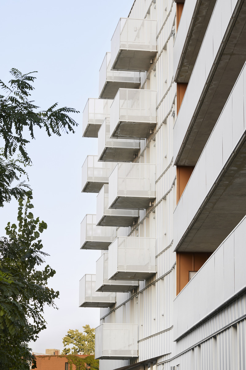 Dossier de presse | 774-18 - Communiqué de presse | Les lauréats des Prix d’excellence en architecture 2025 dévoilés - Ordre des architectes du Québec (OAQ) - Concours - <p class="">Coop Milieu de l’Île</p><p>Pivot: Coopérative d'Architecture</p><p>Montréal</p> - Crédit photo : Annie Fafard