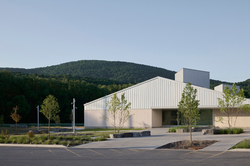 Dossier de presse | 774-18 - Communiqué de presse | Les lauréats des Prix d’excellence en architecture 2025 dévoilés - Ordre des architectes du Québec (OAQ) - Concours - <table id="1982700b-9f9f-b831-40f4-503b1785638d" data-aloha-ephemera-attr="id" class="aloha-ephemera-attr">  <tbody><tr>   <td style=""><br style=""></td>  </tr> </tbody></table><p class="">École du Zénith </p><p>Pelletier de Fontenay + Leclerc</p><p>Shefford (Estrie)</p> - Crédit photo : James Brittain / David Boyer