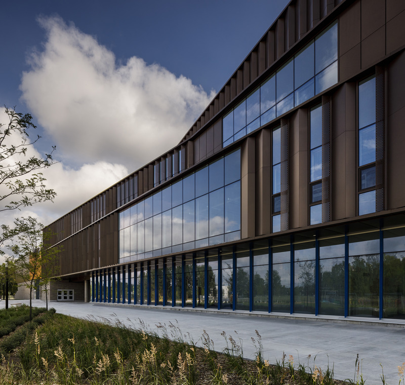 Dossier de presse | 774-18 - Communiqué de presse | Les lauréats des Prix d’excellence en architecture 2025 dévoilés - Ordre des architectes du Québec (OAQ) - Concours - <p class="">École secondaire du Bosquet</p><p>ABCP | Menkès Shooner Dagenais LeTourneux | Bilodeau Baril Leeming Architectes</p><p>Drummondville (Centre-du-Québec) </p> - Crédit photo : Stéphane Brügger