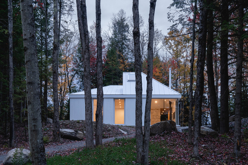 Dossier de presse | 774-18 - Communiqué de presse | Les lauréats des Prix d’excellence en architecture 2025 dévoilés - Ordre des architectes du Québec (OAQ) - Concours - <p class="">Habitat Sélénite</p><p>_naturehumaine</p><p>Eastman (Estrie) </p> - Crédit photo : Raphaël Thibodeau
