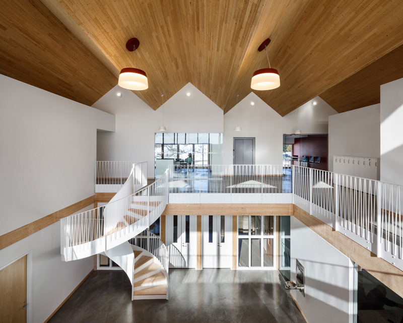 Dossier de presse | 774-18 - Communiqué de presse | Les lauréats des Prix d’excellence en architecture 2025 dévoilés - Ordre des architectes du Québec (OAQ) - Concours - <p class="">Nouvel Hôtel de Ville de La Pêche</p><p>BGLA Architecture et Design Urbain</p><p>La Pêche (Outaouais)</p> - Crédit photo : Stéphane Brügger / Dominique Laroche