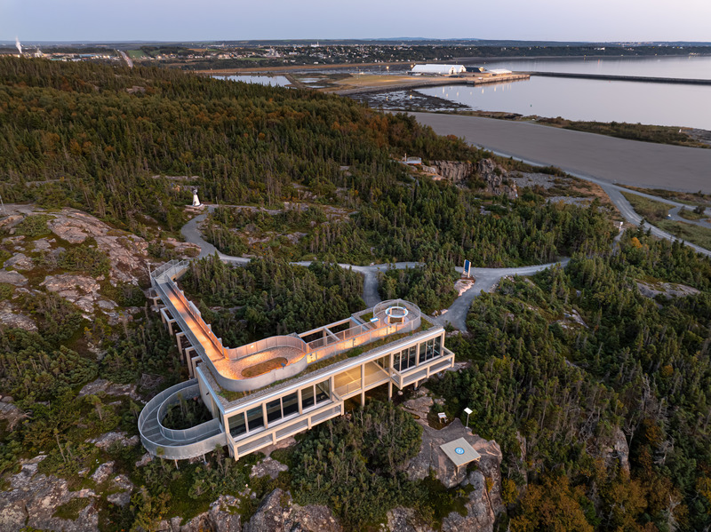 Dossier de presse | 774-18 - Communiqué de presse | Les lauréats des Prix d’excellence en architecture 2025 dévoilés - Ordre des architectes du Québec (OAQ) - Concours - <p class="">Site d'observation des bélugas Putep't-awt</p><p>atelier5 + mainstudio</p><p>Cacouna (Bas-Saint-Laurent) </p> - Crédit photo : Stéphane Groleau