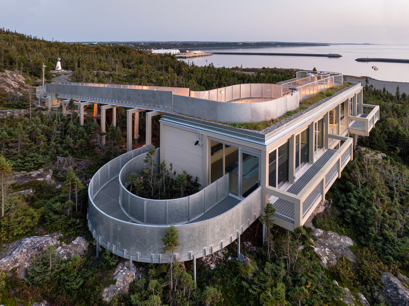 Dossier de presse | 774-18 - Communiqué de presse | Les lauréats des Prix d’excellence en architecture 2025 dévoilés - Ordre des architectes du Québec (OAQ) - Concours - <p class="">Site d'observation des bélugas Putep't-awt</p><p>atelier5 + mainstudio</p><p>Cacouna (Bas-Saint-Laurent)</p> - Crédit photo : Stéphane Groleau