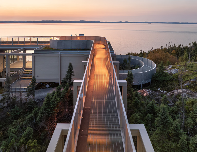 Dossier de presse | 774-18 - Communiqué de presse | Les lauréats des Prix d’excellence en architecture 2025 dévoilés - Ordre des architectes du Québec (OAQ) - Concours - <p class="">Site d'observation des bélugas Putep't-awt</p><p>atelier5 + mainstudio</p><p>Cacouna (Bas-Saint-Laurent)</p> - Crédit photo : Stéphane Groleau
