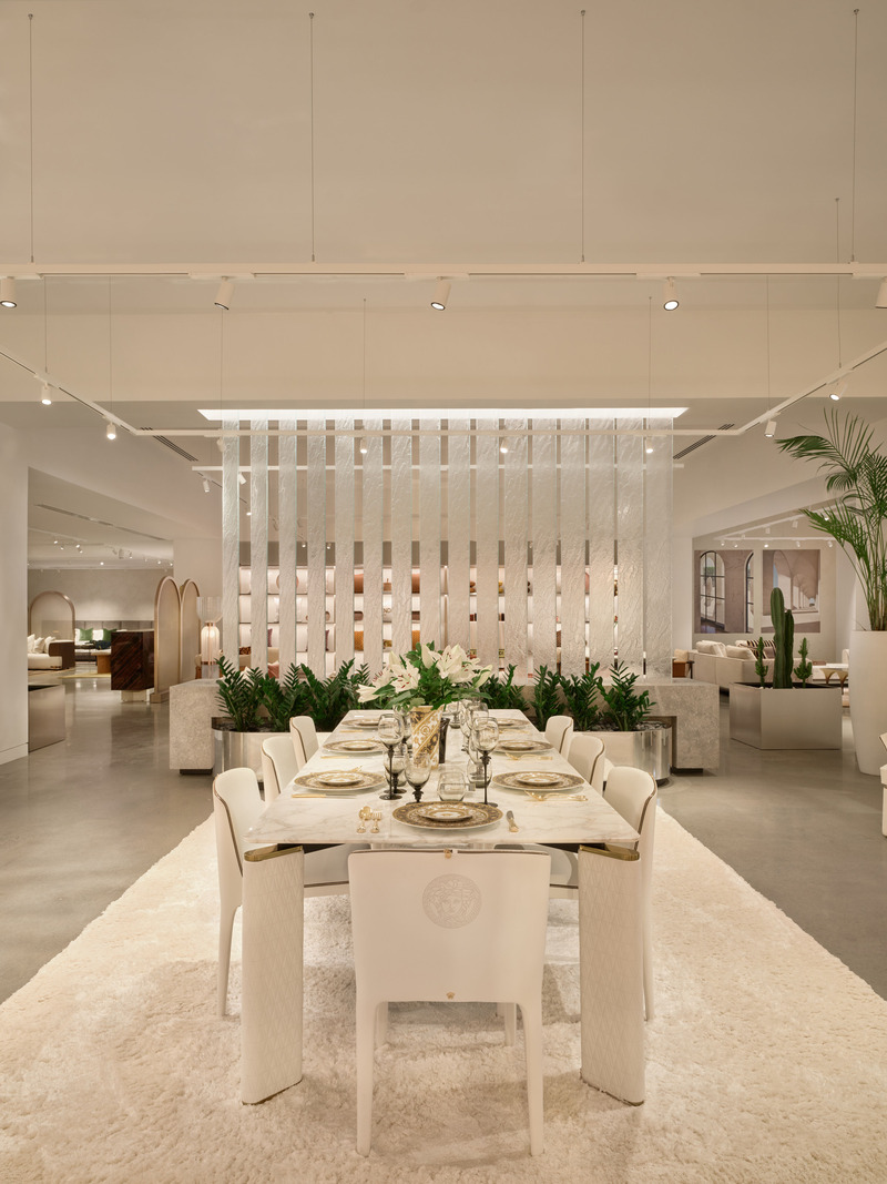 Dossier de presse | 7656-01 - Communiqué de presse | Fendi Casa, Dolce & Gabbana Casa, Versace Home, Bentley Home et Gallotti & Radice rejoignent Maison Territo au Royalmount, marquant un tournant pour le design italien à Montréal - Maison Territo - Design d’intérieur résidentiel - L’univers de Versace Home s’invite chez Maison Territo - Crédit photo : Phil Bernard