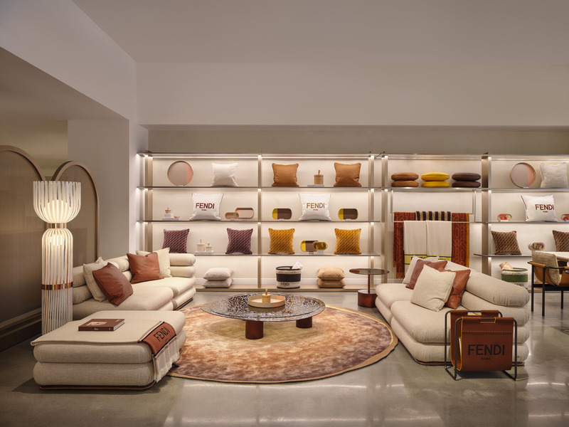 Dossier de presse | 7656-01 - Communiqué de presse | Fendi Casa, Dolce & Gabbana Casa, Versace Home, Bentley Home et Gallotti & Radice rejoignent Maison Territo au Royalmount, marquant un tournant pour le design italien à Montréal - Maison Territo - Design d’intérieur résidentiel - Le salon Fendi Casa chez Maison Territo une composition subtile de textures nobles, de lignes épurées et de détails architecturaux, fidèle à l’élégance romaine de la maison. - Crédit photo : Phil Bernard