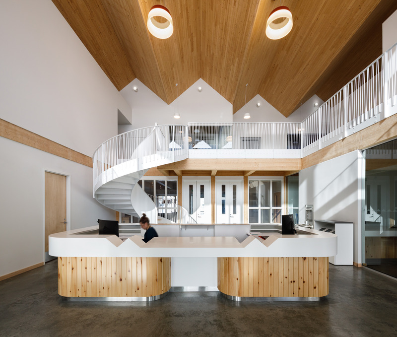 Dossier de presse | 755-08 - Communiqué de presse | Nouvel hôtel de ville de La Pêche - BGLA - Architecture institutionnelle - Accueil - Crédit photo : Stéphane Brügger