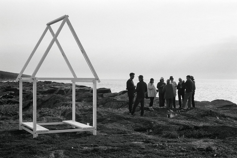 Dossier de presse | 1640-02 - Communiqué de presse | L’intelligence collective au cœur de l’adaptation à la Biennale d’architecture de Venise : L’Atelier Pierre Thibault et des résidents de l’Île Verte réinventent les boucaneries - Atelier Pierre Thibault - Évènement + Exposition - Le travail en installation éphémère sur l’Île Verte a été productif : suite à ce dernier, plusieurs usages ont été identifiés afin d’assurer la pérennité des boucaneries. - Crédit photo : Julia Thibault