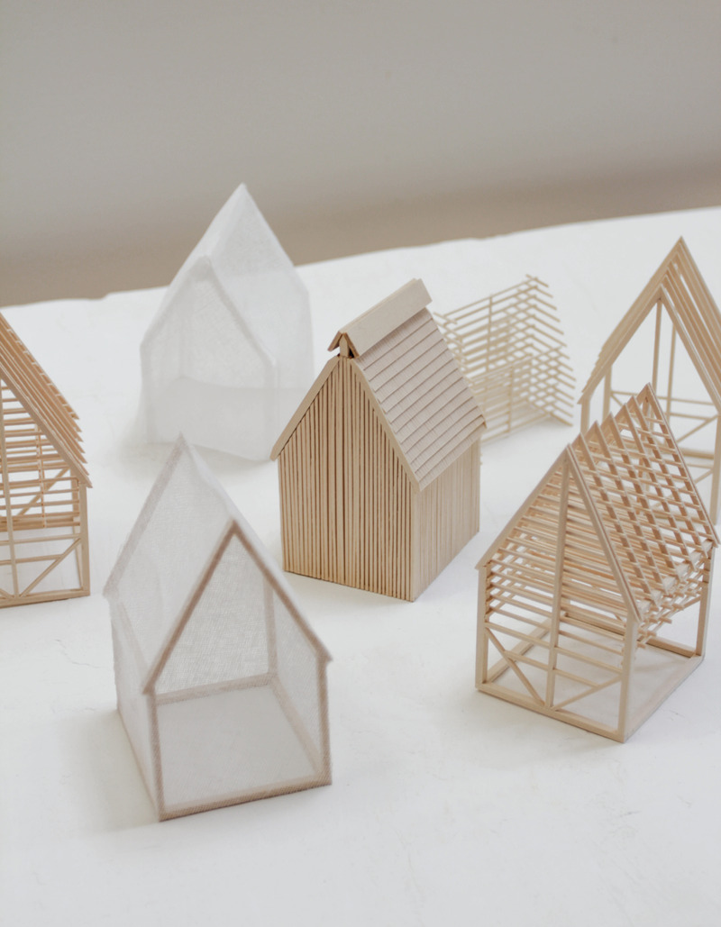 Dossier de presse | 1640-02 - Communiqué de presse | L’intelligence collective au cœur de l’adaptation à la Biennale d’architecture de Venise : L’Atelier Pierre Thibault et des résidents de l’Île Verte réinventent les boucaneries - Atelier Pierre Thibault - Évènement + Exposition -  Maquettes des boucaneries. Un laboratoire d’idées en milieu insulaire pour identifier des nouveaux usages<br class="" style=""> - Crédit photo : Pierre-Ulric Gagné