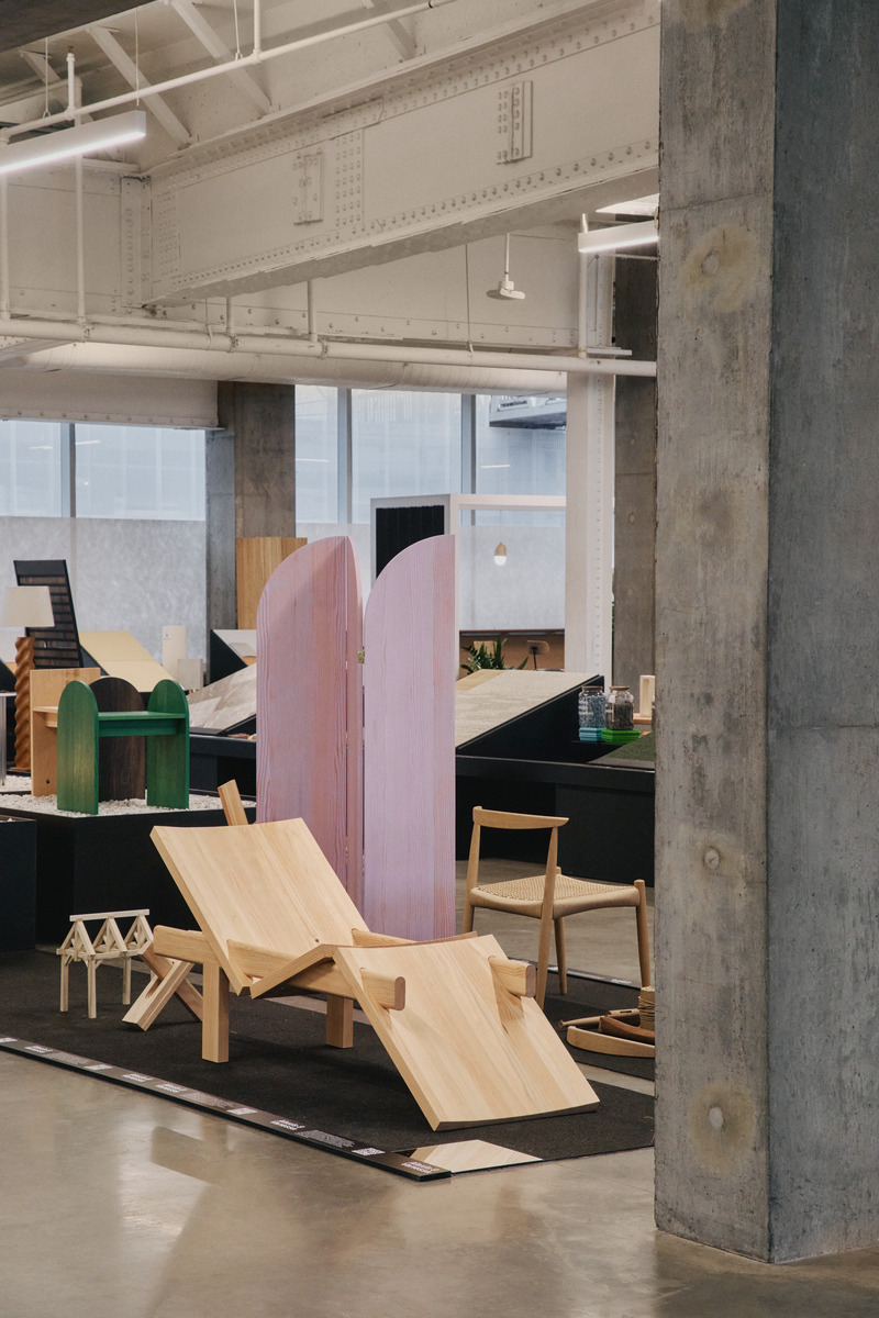 Dossier de presse | 611-45 - Communiqué de presse | Complètement Design : processus et célébration, le design en mouvement à Montréal - Index-Design - Évènement + Exposition - Chaise longue par Brochette<br style="">Chaise par Ināt<br style="">Paravent par Le Tenon La Mortaise - Crédit photo : © Alex Lesage