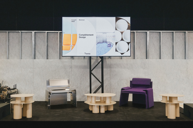 Dossier de presse | 611-45 - Communiqué de presse | Complètement Design : processus et célébration, le design en mouvement à Montréal - Index-Design - Évènement + Exposition - Mobilier de scène<br>Chaises Céline par Séjour Furniture x Small Medium Large Studio. <p>Tables-tabourets par Ivy Studio. </p> - Crédit photo : © Alex Lesage