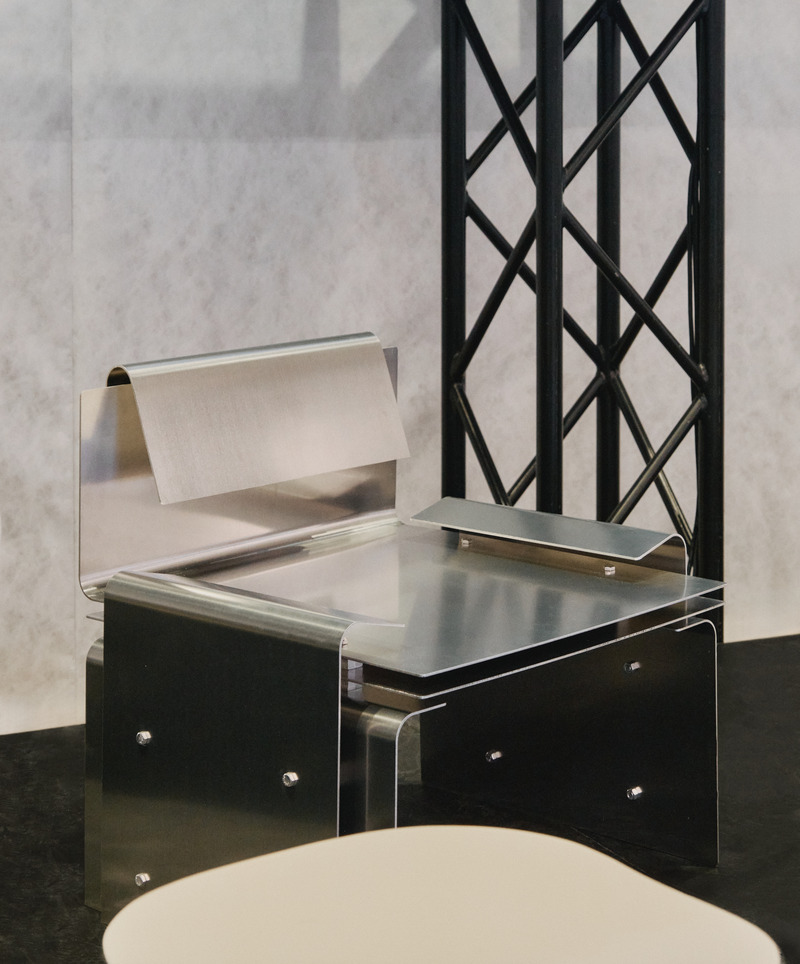 Dossier de presse | 611-45 - Communiqué de presse | Complètement Design : processus et célébration, le design en mouvement à Montréal - Index-Design - Évènement + Exposition - Chaise Céline - Dans son État brut, non fini. par Séjour Furniture x Small Medium Large Studio.  - Crédit photo : © Alex Lesage