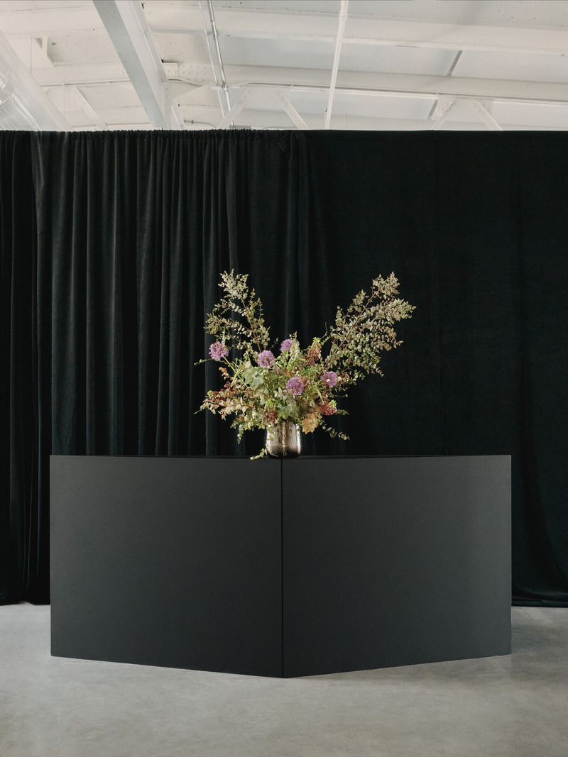 Dossier de presse | 611-45 - Communiqué de presse | Complètement Design : processus et célébration, le design en mouvement à Montréal - Index-Design - Évènement + Exposition -  <p style="">Modules réutilisés de l’édition précédente transformés en nouvelles compositions par Ivy Studio. Arrangement floral par Prune Les Fleurs</p>  - Crédit photo : © Alex Lesage
