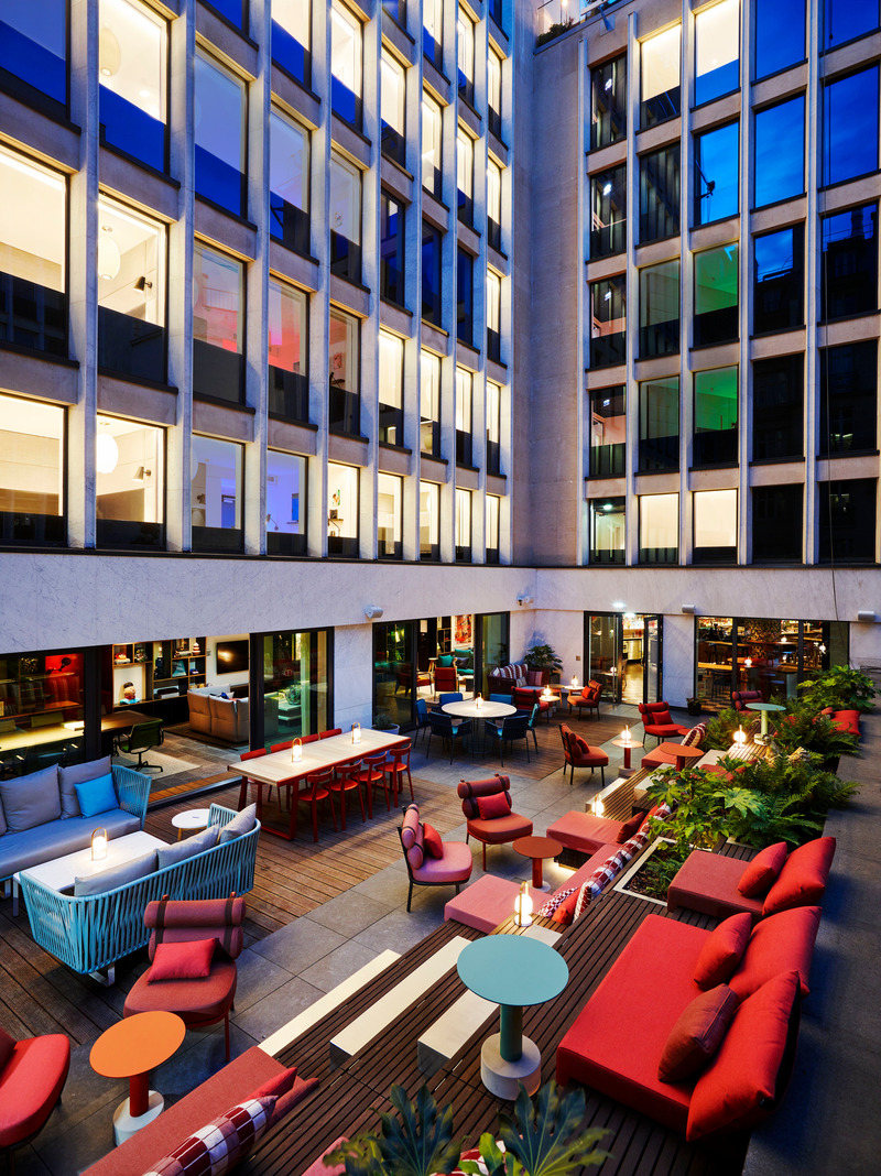 Dossier de presse | 1472-14 - Communiqué de presse | Marriott International to Acquire the citizenM Brand - Concrete Amsterdam - Design d’intérieur commercial - citizenM Paris Champs Elysees  - Crédit photo : Richard Powers