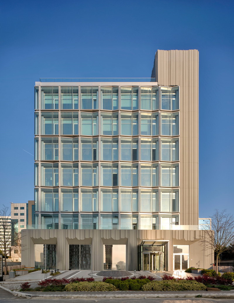 Dossier de presse | 7623-02 - Communiqué de presse | Quartz Plaza: Crystallized Echoes of Geologic Time - Salon Alper Derinbogaz - Architecture commerciale - Crédit photo : Cemal Emden<span></span>
