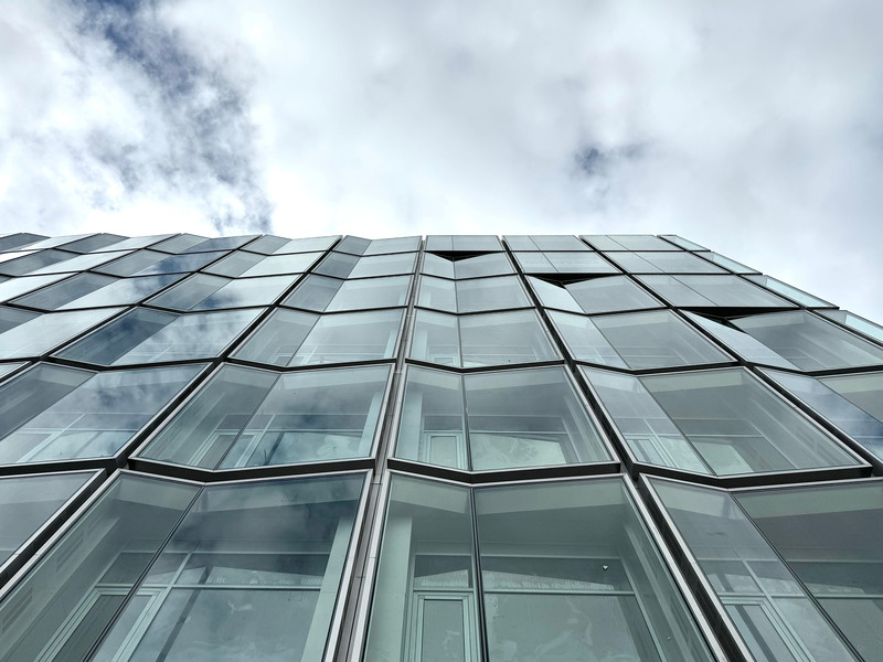 Dossier de presse | 7623-02 - Communiqué de presse | Quartz Plaza: Crystallized Echoes of Geologic Time - Salon Alper Derinbogaz - Architecture commerciale - Crédit photo : Cemal Emden<span></span>