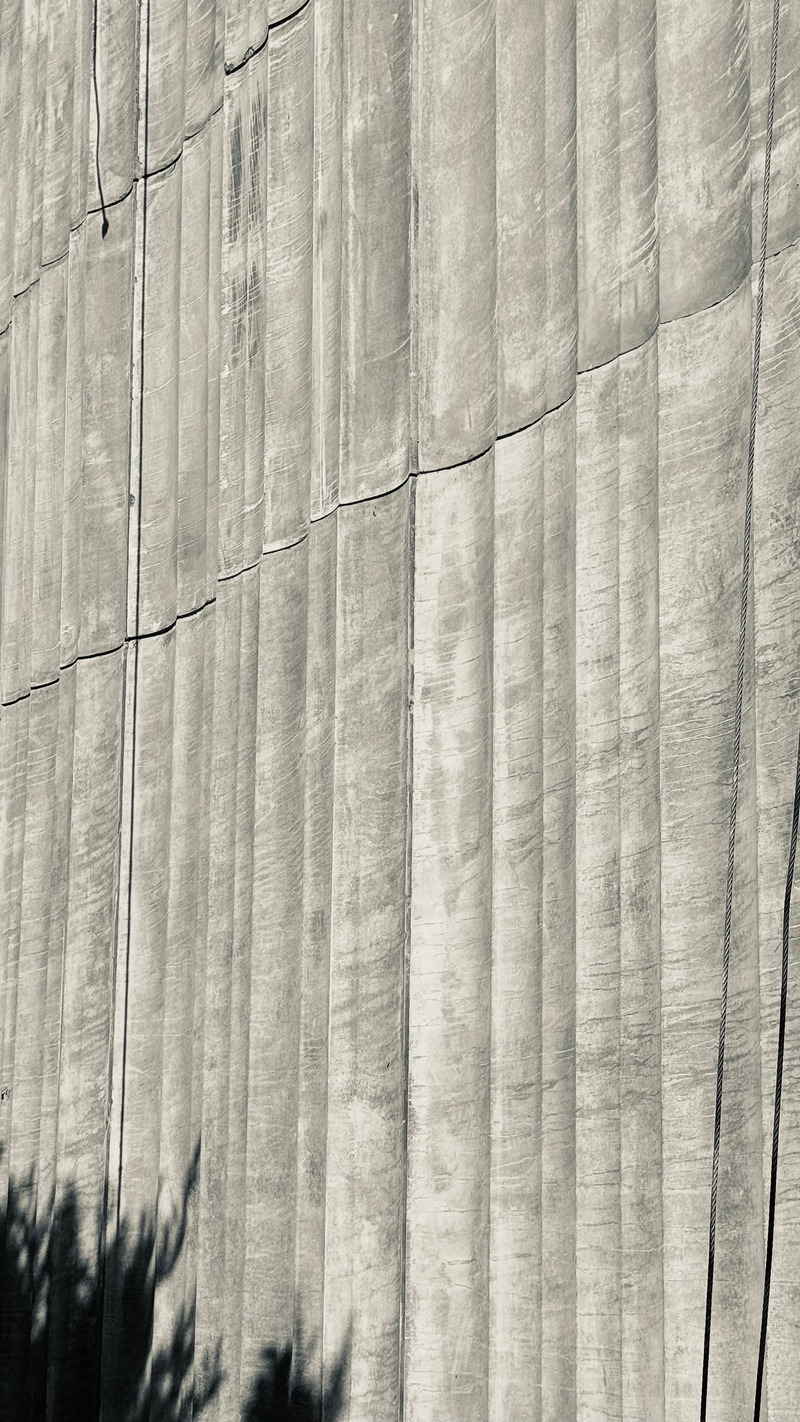 Dossier de presse | 7623-02 - Communiqué de presse | Quartz Plaza: Crystallized Echoes of Geologic Time - Salon Alper Derinbogaz - Architecture commerciale - Crédit photo : Cemal Emden<span></span>