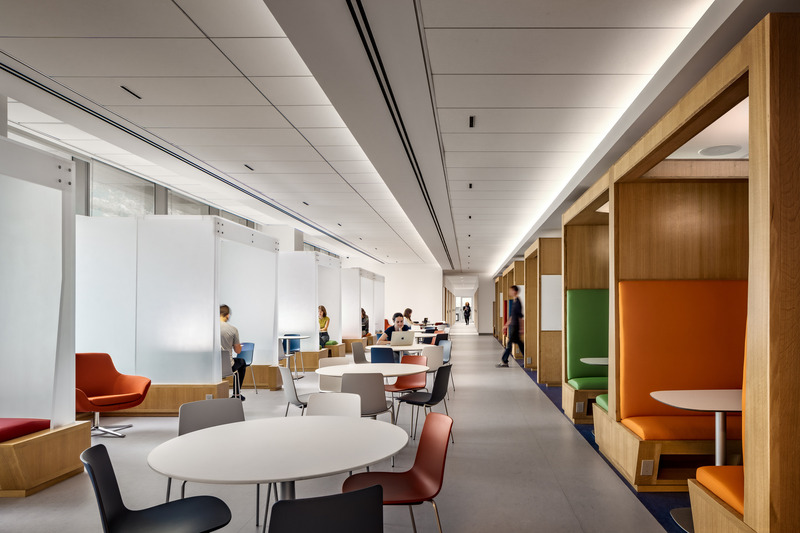 Dossier de presse | 5881-02 - Communiqué de presse | John Jay Club Row - Shakespeare Gordon Studio - Architecture institutionnelle - Club Row's central club meeting area, with open tables and two columns of meeting booths. - Crédit photo : Alexander Severin
