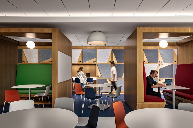Dossier de presse | 5881-02 - Communiqué de presse | John Jay Club Row - Shakespeare Gordon Studio - Architecture institutionnelle - Meeting booths, including a wheelchair-accessible booth at left, with additional study stations and the club locker wall beyond. - Crédit photo : Alexander Severin