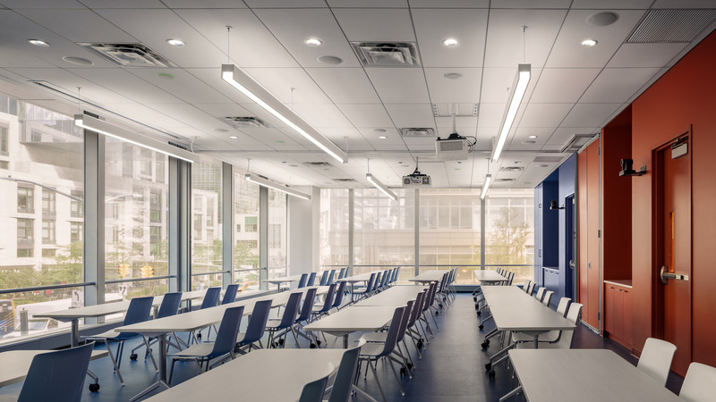Dossier de presse | 5881-02 - Communiqué de presse | John Jay Club Row - Shakespeare Gordon Studio - Architecture institutionnelle - The multipurpose room in a 'study hall' furniture configuration. - Crédit photo : Alexander Severin