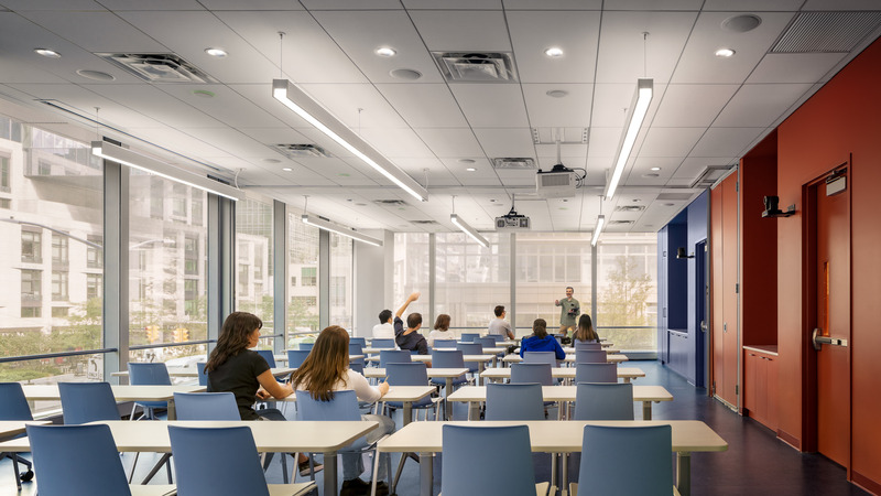 Dossier de presse | 5881-02 - Communiqué de presse | John Jay Club Row - Shakespeare Gordon Studio - Architecture institutionnelle - The multipurpose room in a 'lecture hall' furniture configuration. - Crédit photo : Alexander Severin