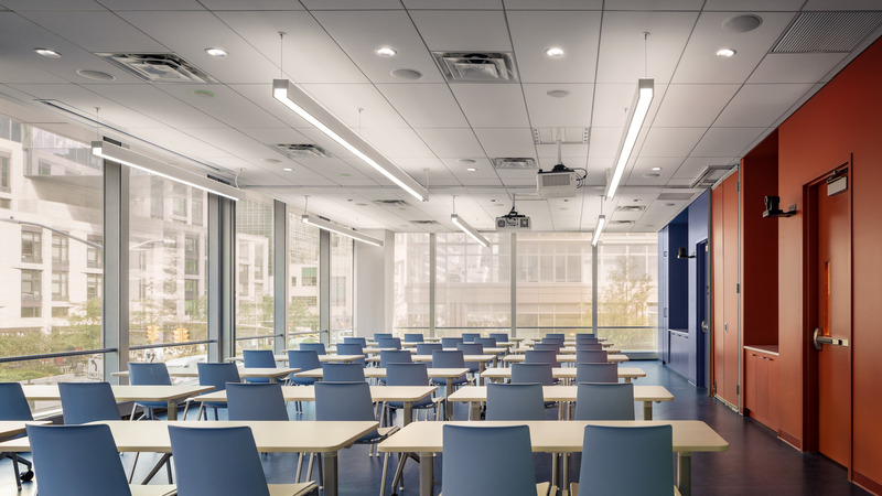 Dossier de presse | 5881-02 - Communiqué de presse | John Jay Club Row - Shakespeare Gordon Studio - Architecture institutionnelle - The multipurpose room also provides expansive views of the surrounding streetscape. - Crédit photo : Alexander Severin