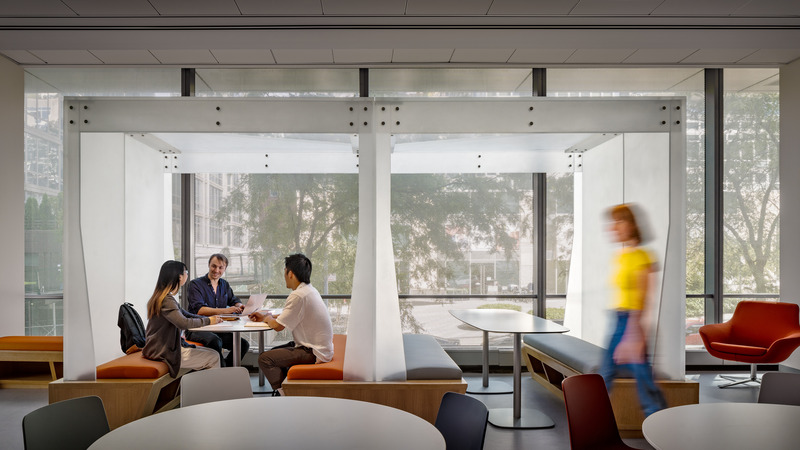 Dossier de presse | 5881-02 - Communiqué de presse | John Jay Club Row - Shakespeare Gordon Studio - Architecture institutionnelle - Meeting booths along the exterior wall of the club meeting area are constructed of translucent acrylic to maximize natural light. - Crédit photo : Alexander Severin
