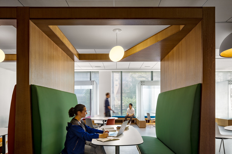 Dossier de presse | 5881-02 - Communiqué de presse | John Jay Club Row - Shakespeare Gordon Studio - Architecture institutionnelle - The custom millwork of the booths frames views into the center of the club meeting area as well as to the exterior while creating a comfortable, focused environment for users. - Crédit photo : Alexander Severin