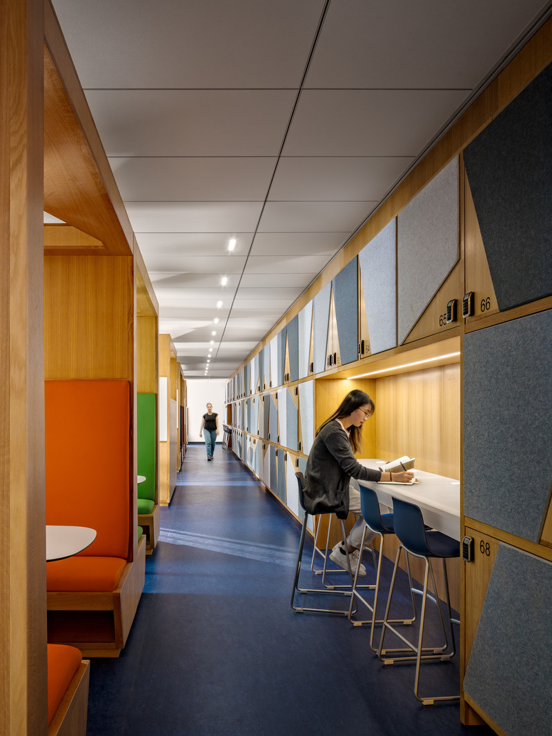 Dossier de presse | 5881-02 - Communiqué de presse | John Jay Club Row - Shakespeare Gordon Studio - Architecture institutionnelle - Individual workstations are surrounded by club lockers, tucked away from the more social club meeting area. - Crédit photo : Alexander Severin