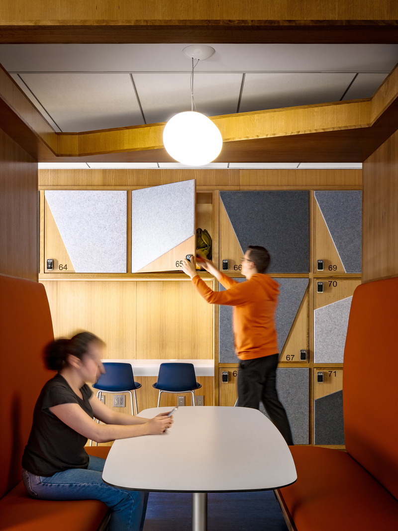 Dossier de presse | 5881-02 - Communiqué de presse | John Jay Club Row - Shakespeare Gordon Studio - Architecture institutionnelle - The club lockers feature geometric covers that dampen noise and offer space for decoration by students. - Crédit photo : Alexander Severin