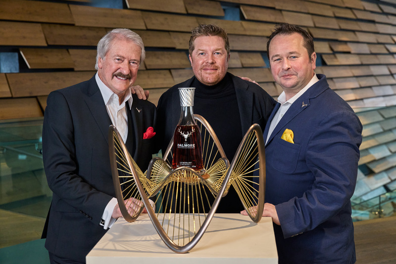 Dossier de presse | 7517-02 - Communiqué de presse | The Dalmore, en partenariat avec le musée Victoria & Albert Dundee, dévoile la troisème série de sa collection Luminary présentée à Venise - The Dalmore - Produit - L to R. Richard Paterson OBE with Ben Dobbin and Gregg Glass at VandA Dundee with The Dalmore Luminary 2025 Edition The Rare - Crédit photo : The Dalmore