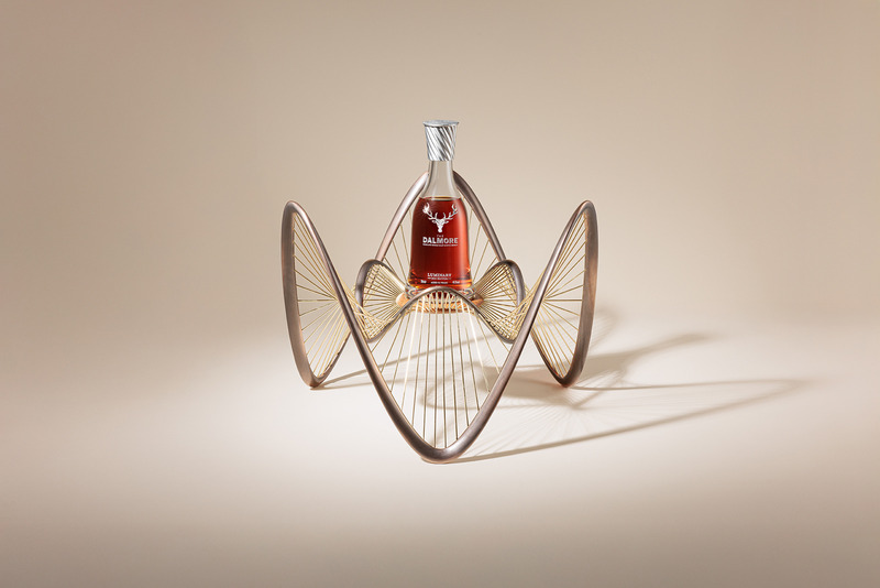 Dossier de presse | 7517-02 - Communiqué de presse | The Dalmore, en partenariat avec le musée Victoria & Albert Dundee, dévoile la troisème série de sa collection Luminary présentée à Venise - The Dalmore - Produit - The Dalmore Luminary Series 2025 Edition The Rare - Crédit photo : The Dalmore