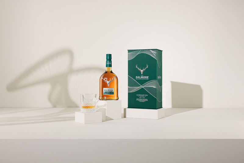 Dossier de presse | 7517-02 - Communiqué de presse | The Dalmore, en partenariat avec le musée Victoria & Albert Dundee, dévoile la troisème série de sa collection Luminary présentée à Venise - The Dalmore - Produit - The Dalmore Luminary Series No.3 2025 Edition - Crédit photo : The Dalmore