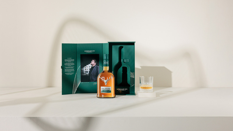 Dossier de presse | 7517-02 - Communiqué de presse | The Dalmore, en partenariat avec le musée Victoria & Albert Dundee, dévoile la troisème série de sa collection Luminary présentée à Venise - The Dalmore - Produit - The Dalmore Luminary Series No.3 2025 Edition pack portrait - Crédit photo : The Dalmore
