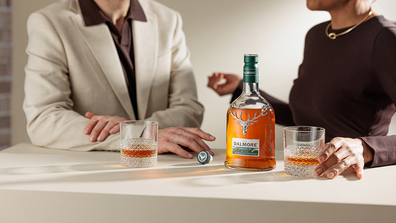 Dossier de presse | 7517-02 - Communiqué de presse | The Dalmore, en partenariat avec le musée Victoria & Albert Dundee, dévoile la troisème série de sa collection Luminary présentée à Venise - The Dalmore - Produit - The Dalmore Luminary Series No.3 2025 Edition lifestyle - Crédit photo : The Dalmore