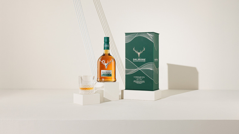 Dossier de presse | 7517-02 - Communiqué de presse | The Dalmore, en partenariat avec le musée Victoria & Albert Dundee, dévoile la troisème série de sa collection Luminary présentée à Venise - The Dalmore - Produit - The Dalmore Luminary Series No.3 2025 Edition - Crédit photo : The Dalmore