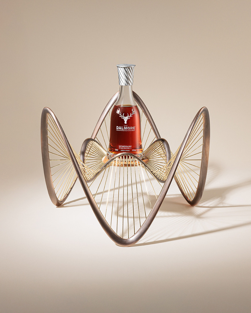 Dossier de presse | 7517-02 - Communiqué de presse | The Dalmore, en partenariat avec le musée Victoria & Albert Dundee, dévoile la troisème série de sa collection Luminary présentée à Venise - The Dalmore - Produit - The Dalmore Luminary Series 2025 Edition The Rare - Crédit photo : The Dalmore