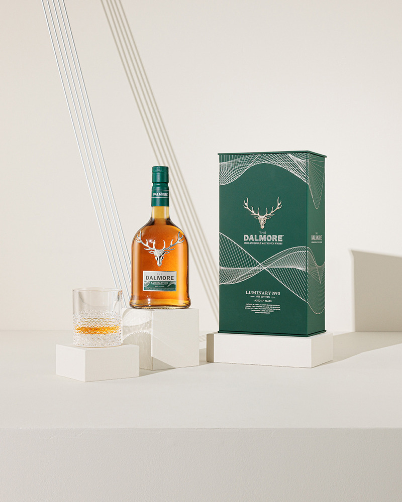 Dossier de presse | 7517-02 - Communiqué de presse | The Dalmore, en partenariat avec le musée Victoria & Albert Dundee, dévoile la troisème série de sa collection Luminary présentée à Venise - The Dalmore - Produit - The Dalmore Luminary Series No.3 2025 Edition - Crédit photo : The Dalmore