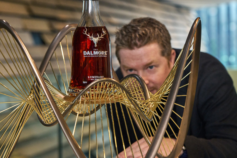 Dossier de presse | 7517-02 - Communiqué de presse | The Dalmore, en partenariat avec le musée Victoria & Albert Dundee, dévoile la troisème série de sa collection Luminary présentée à Venise - The Dalmore - Produit - Ben Dobbin with The Dalmore Luminary Series 2025 Edition The Rare at V&amp;A Dundee - Crédit photo : The Dalmore