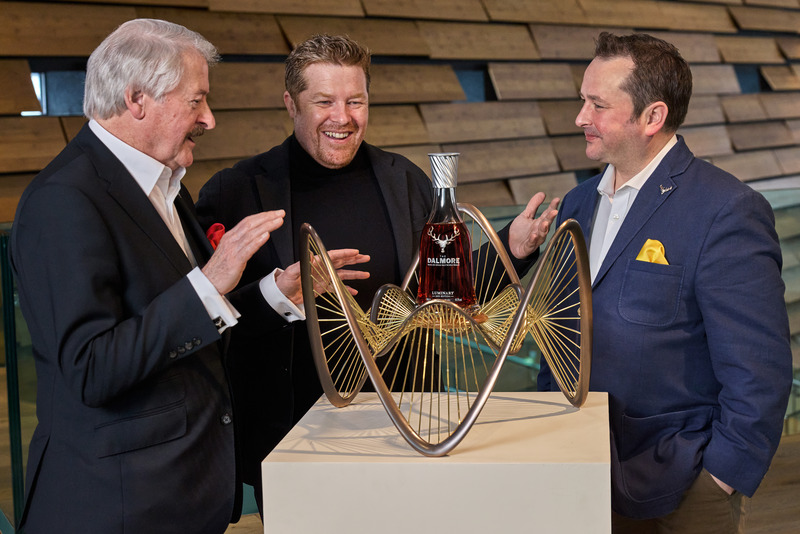 Dossier de presse | 7517-02 - Communiqué de presse | The Dalmore, en partenariat avec le musée Victoria & Albert Dundee, dévoile la troisème série de sa collection Luminary présentée à Venise - The Dalmore - Produit - L to R Richard Paterson OBE with Ben Dobbin and Gregg Glass at V&amp;A Dundee with The Dalmore Luminary Series 2025 Edition - Crédit photo : The Dalmore