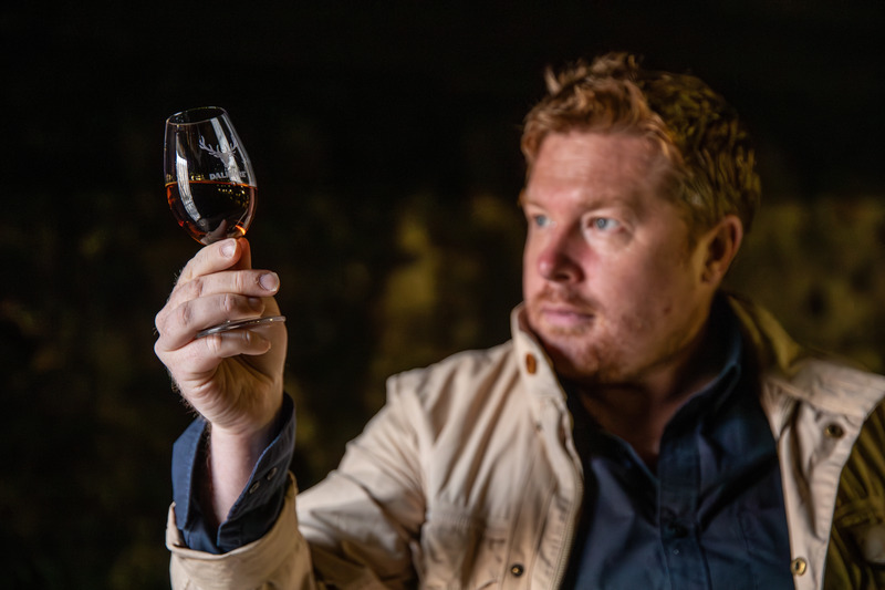 Dossier de presse | 7517-02 - Communiqué de presse | The Dalmore, en partenariat avec le musée Victoria & Albert Dundee, dévoile la troisème série de sa collection Luminary présentée à Venise - The Dalmore - Produit - Ben Dobbin at The Dalmore Distillery - Crédit photo : The Dalmore