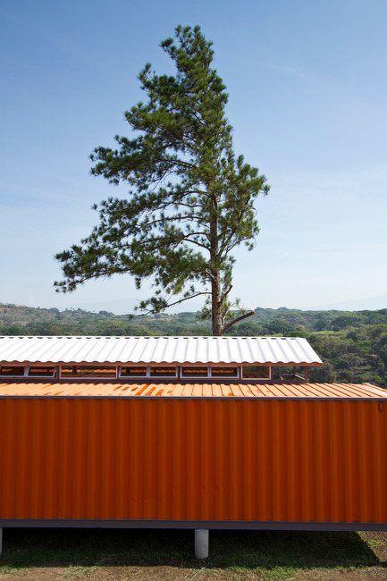 Dossier de presse | 839-01 - Communiqué de presse | Containers of Hope - Benjamin Garcia Saxe Architecture - Architecture résidentielle - Crédit photo : Andres Garcia Lachner