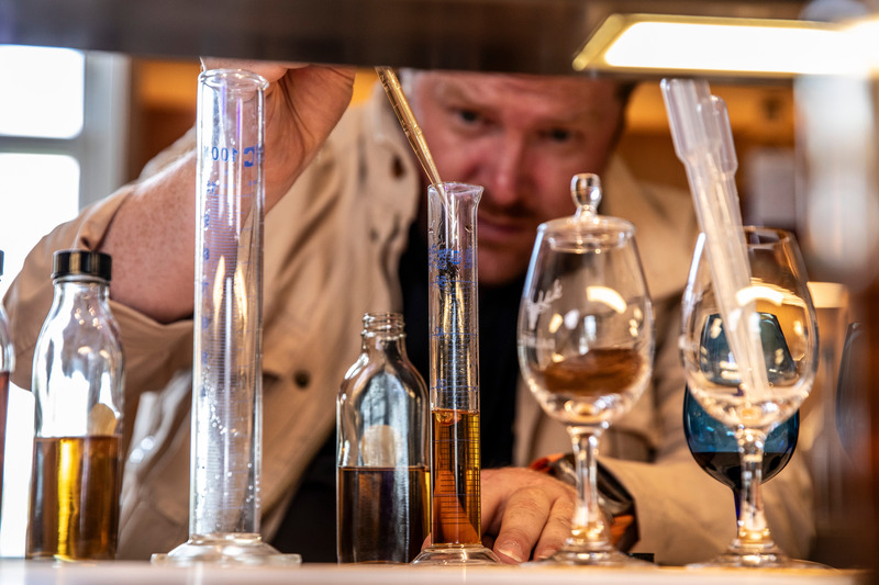 Dossier de presse | 7517-02 - Communiqué de presse | The Dalmore, en partenariat avec le musée Victoria & Albert Dundee, dévoile la troisème série de sa collection Luminary présentée à Venise - The Dalmore - Produit - Ben Dobbin at The Dalmore Distillery - Crédit photo : The Dalmore