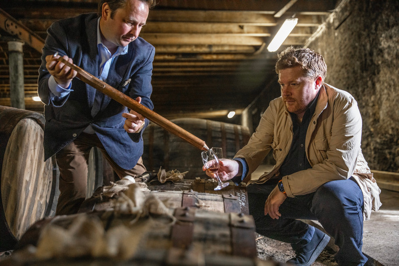Dossier de presse | 7517-02 - Communiqué de presse | The Dalmore, en partenariat avec le musée Victoria & Albert Dundee, dévoile la troisème série de sa collection Luminary présentée à Venise - The Dalmore - Produit - Ben Dobbin and Gregg Glass at The Dalmore Distillery - Crédit photo : The Dalmore