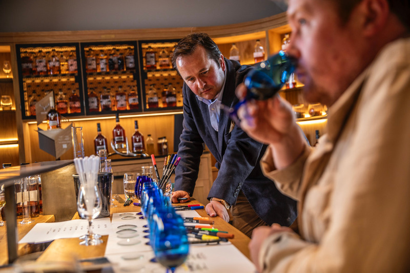 Dossier de presse | 7517-02 - Communiqué de presse | The Dalmore, en partenariat avec le musée Victoria & Albert Dundee, dévoile la troisème série de sa collection Luminary présentée à Venise - The Dalmore - Produit - Ben Dobbin and Gregg Glass at The Dalmore Distillery - Crédit photo : The Dalmore